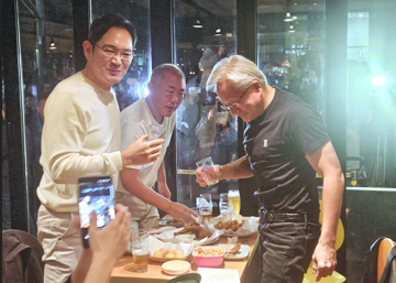 CEO Nvidia Jensen Huang khiến cửa hàng gà rán 'cháy hàng’, Chủ tịch Samsung 'khao bạn' hết gần 37 triệu đồng