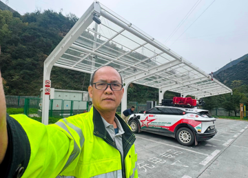 Chạy xuyên ASEAN chưa đã, một người mang xe điện VinFast đi liên lục địa, sang cả châu Âu, châu Phi