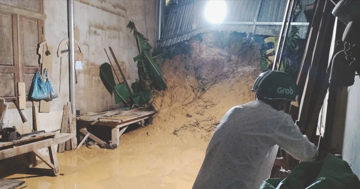 Đà Nẵng sạt lở kinh hoàng, đất tràn vào nhà dân lúc nửa đêm