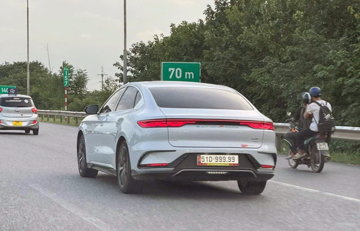 Huấn 'Hoa Hồng' từng khoe biển 999.99 trên VinFast VF 3, giờ lại thấy gắn trên xe Trung Quốc, thật giả ra sao?