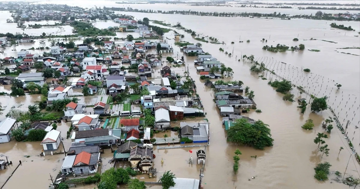 Mưa xối xả trở lại, lũ lên báo động 3 ở Huế - Đà Nẵng