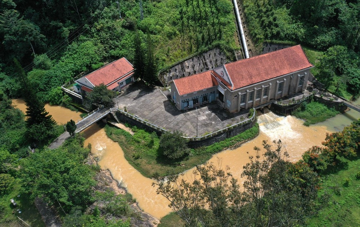 Nhà máy thủy điện ở Việt Nam không được xây bằng bê tông cốt thép, có đường hầm dẫn nước xuyên núi đào bằng tay