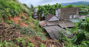 Sạt lở bủa vây, hàng trăm người dân Quảng Ngãi sơ tán khẩn cấp