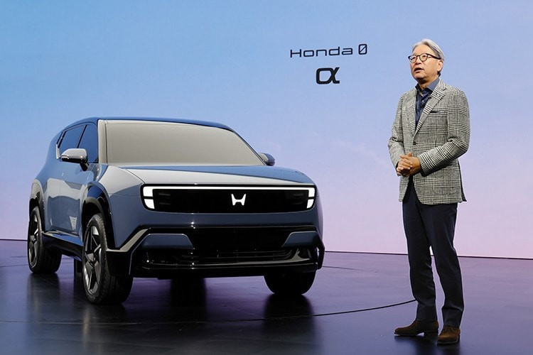 Honda vừa ra mắt Honda 0 α tại triển lãm Japan Mobility Show 2025. Đây là nguyên mẫu của mẫu xe điện thế hệ tiếp theo, sẽ được trưng bày tại gian hàng của Honda trong suốt sự kiện. Honda 0 α là thành viên mới nhất của dòng xe điện Honda 0 Series, thế hệ xe điện mới được giới thiệu tại triển lãm điện tử tiêu dùng (CES) 2025.
