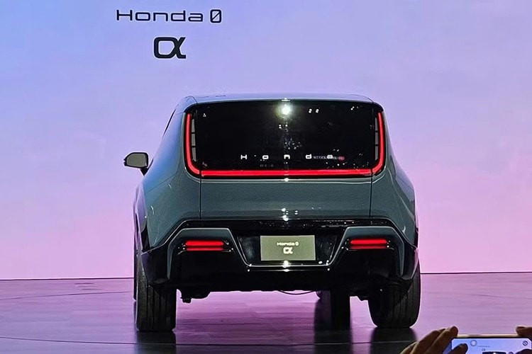 Thiết kế ngoại thất tuân theo phong cách tối giản và thanh lịch của dòng Honda 0 Series, kết hợp các bề mặt nhẵn mịn với công nghệ chiếu sáng tích hợp. Ở phía trước, các chi tiết vốn được tách biệt như đèn pha, nắp sạc và logo Honda phát sáng được hợp nhất thành một màn hình duy nhất. Trong khi đó, ở phía sau, thiết kế đèn hình chữ U kết nối đèn hậu, đèn báo rẽ và đèn lùi, làm nổi bật chiều rộng của xe và tạo nên vẻ ngoài thống nhất, tinh tế.
