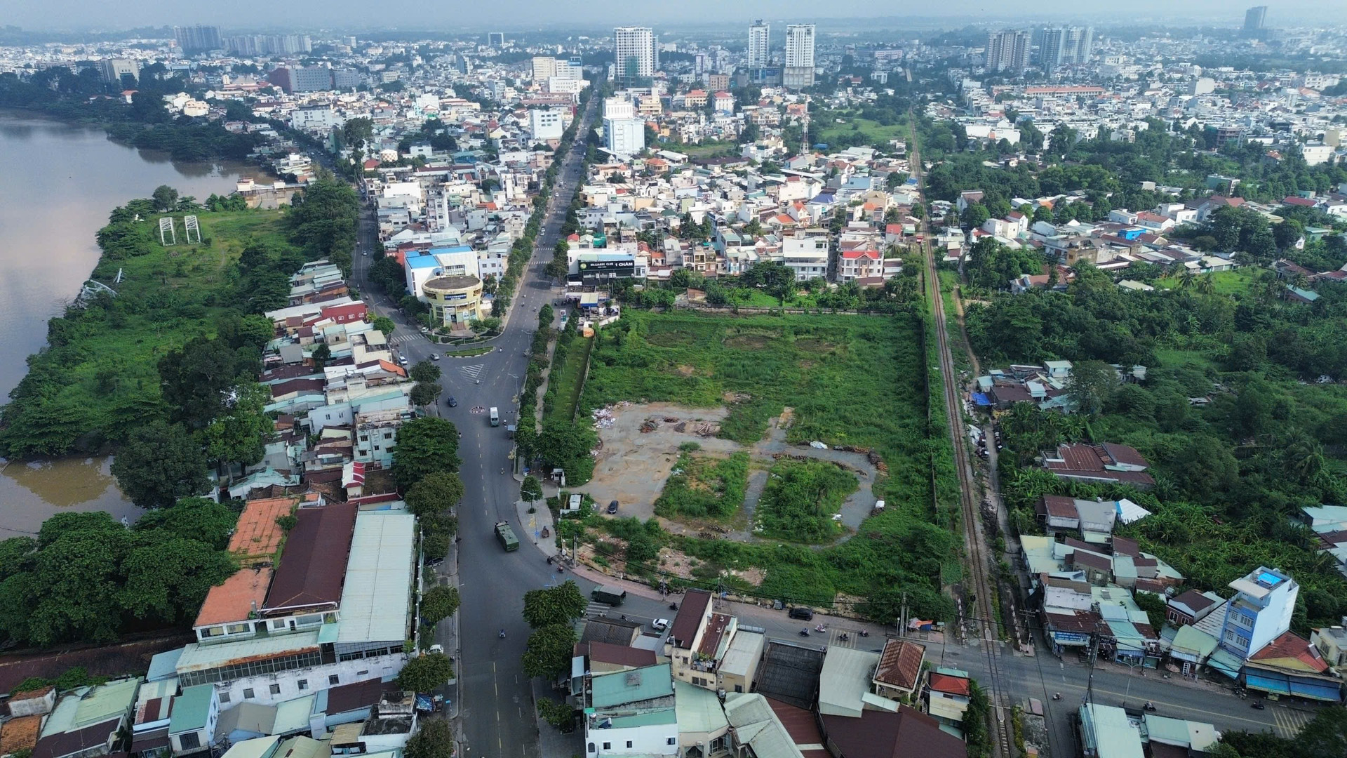Khu đất Hãng Dầu (phường Trung Dũng, TP. Biên Hòa cũ) có vị trí đắc địa gần sông Đồng Nai. Nguồn ảnh: Báo Thanh niên
