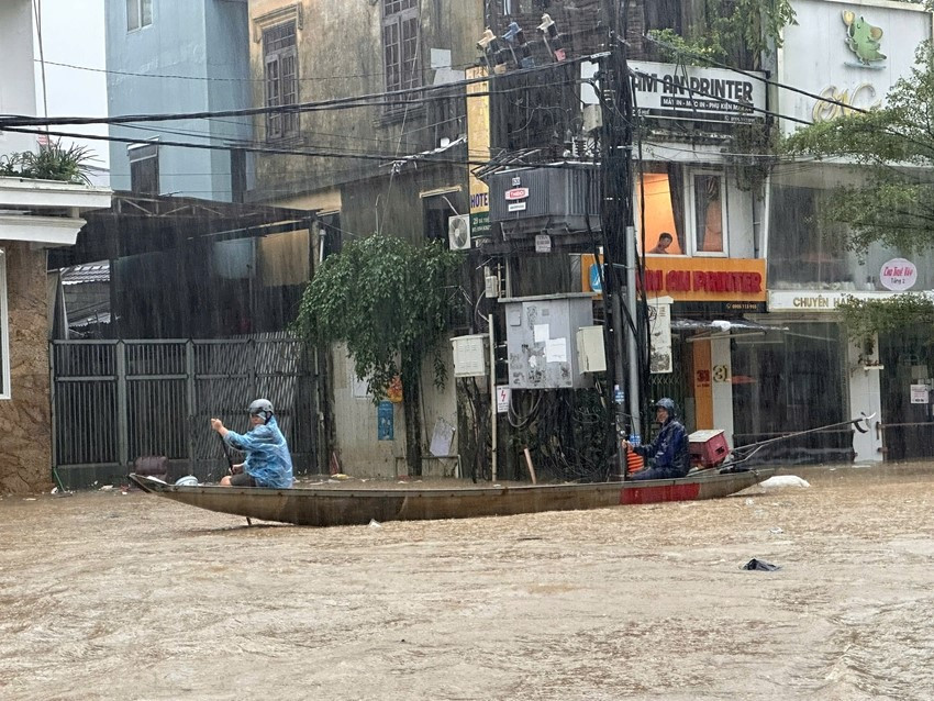 Sập cầu ở Huế, 3 xã bị cô lập hoàn toàn - ảnh 2