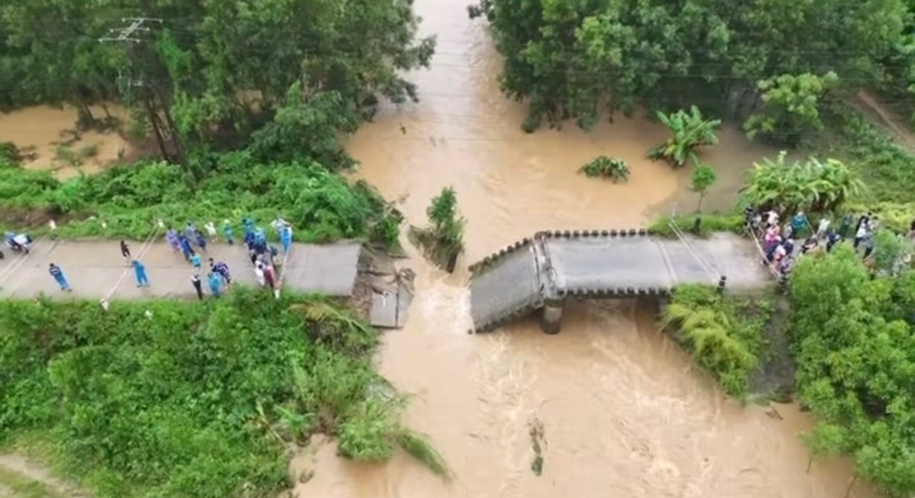 Cầu Cây Sung bị sập. 24713944b80e34506d1f.jpg