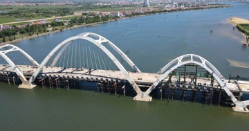Cây cầu vòm thép nghìn tỷ nối đôi bờ sông Nhật Lệ gặp khó, đối diện nguy cơ vỡ kế hoạch