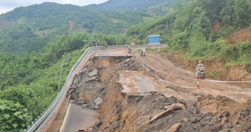Đèo Khánh Lê nối Nha Trang - Đà Lạt sạt lở khắp nơi, khi nào mới thông xe?