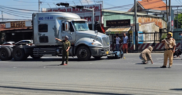 Xe máy bị cuốn vào gầm xe đầu kéo, một người tử vong