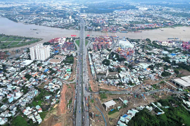 Sắp thông xe nút giao 3 tầng kết nối 6 trục đường của 2 tỉnh thành giàu nhất Việt Nam- Ảnh 1. Sắp thông xe nút giao 3 tầng kết nối 6 trục đường của 2 tỉnh thành giàu nhất Việt Nam- Ảnh 1.