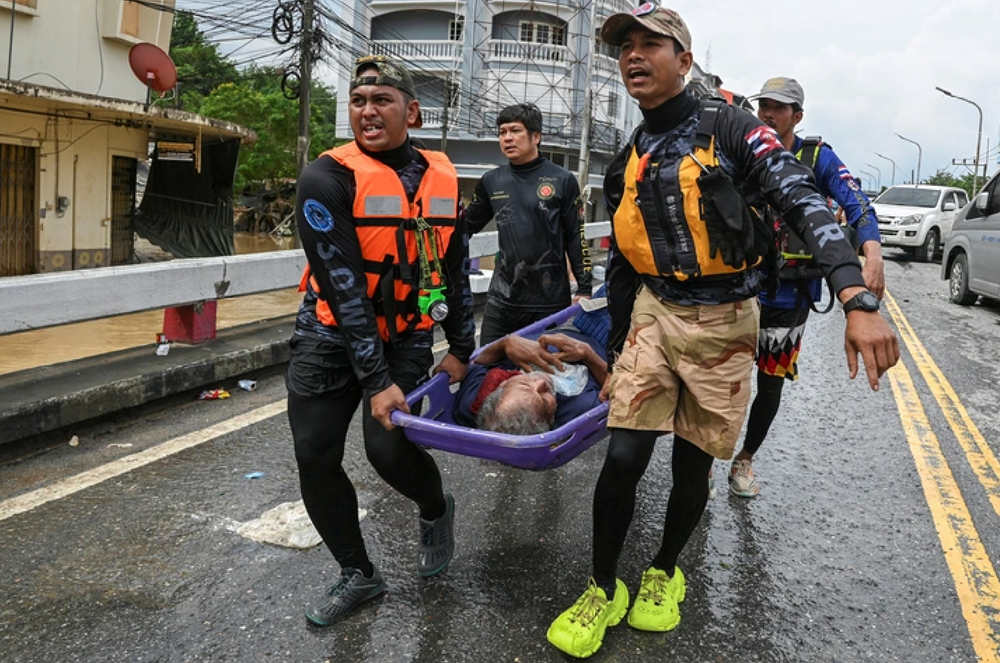 Thái Lan chịu trận lụt ‘300 năm mới có 1 lần’, Thủ tướng trực tiếp xào mì và phát cho người dân vùng rốn lũ - ảnh 1