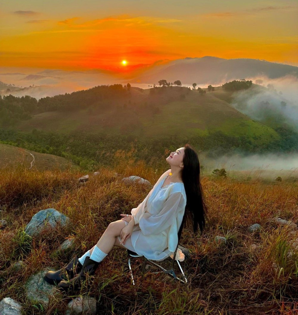 Cách Hà Nội chỉ 2 tiếng đi xe có một đồi cỏ cháy đẹp như phim Hàn Quốc, rất nguyên sơ, cắm trại đẹp đỉnh - ảnh 1