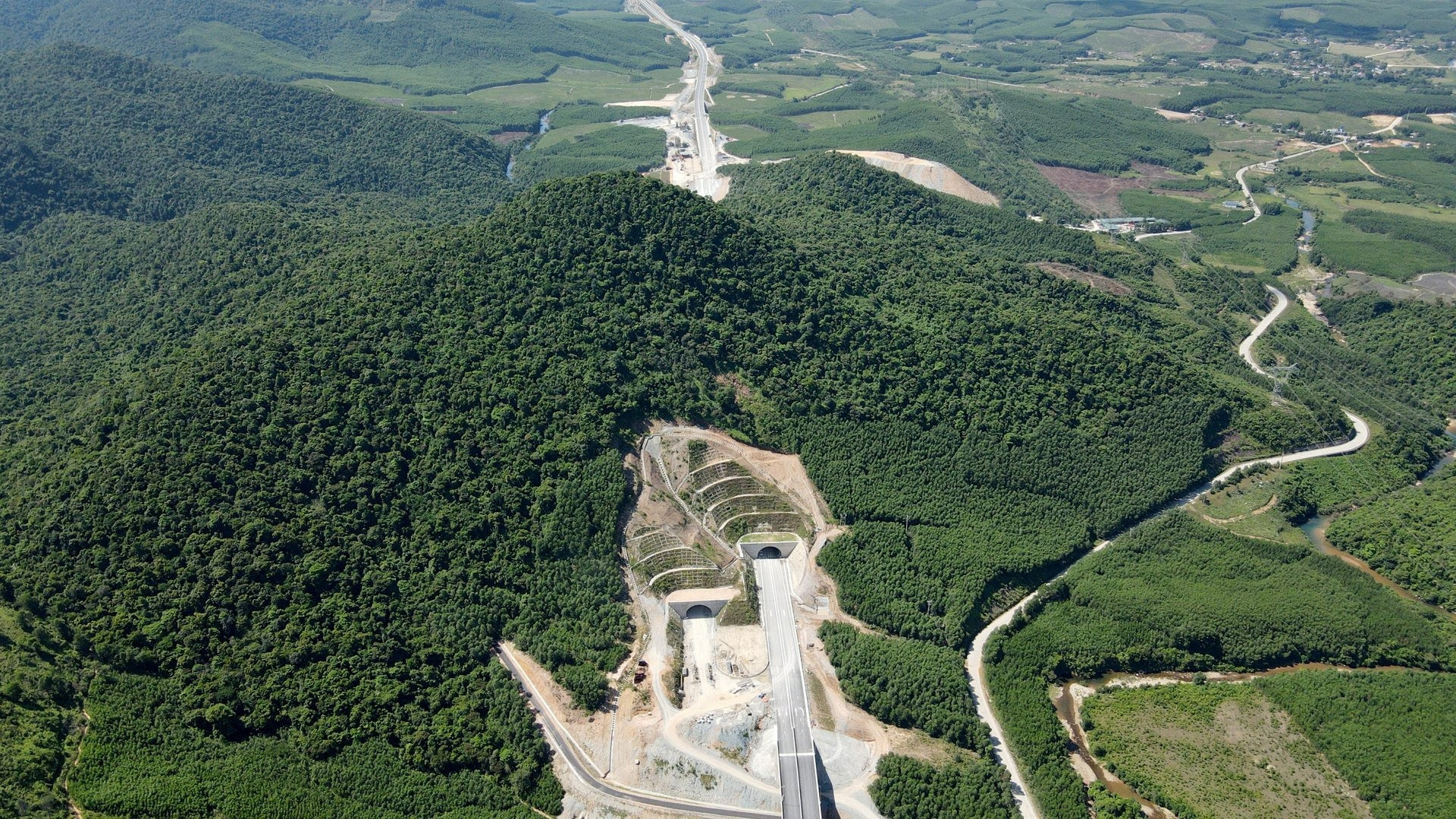 Hầm xuyên núi duy nhất trên tuyến cao tốc Bắc - Nam qua Hà Tĩnh: Công trình kỳ vĩ thi công trên địa chất rời rạc, công nghệ NATM của Áo- Ảnh 2. Hầm xuyên núi duy nhất trên tuyến cao tốc Bắc - Nam qua Hà Tĩnh: Công trình kỳ vĩ thi công trên địa chất rời rạc, công nghệ NATM của Áo- Ảnh 2.