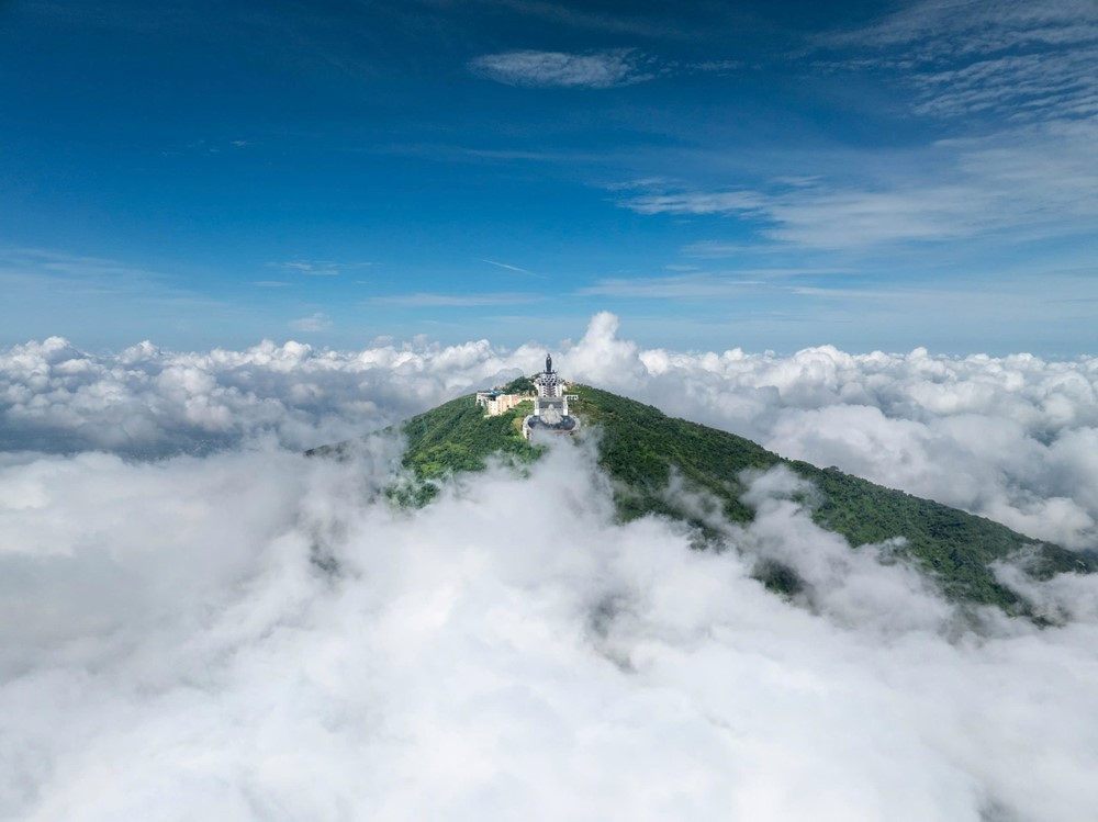 Du khách đặc biệt được tặng vàng 9999 khi tham quan 'Đệ nhất thiên sơn của Việt Nam' - ảnh 3