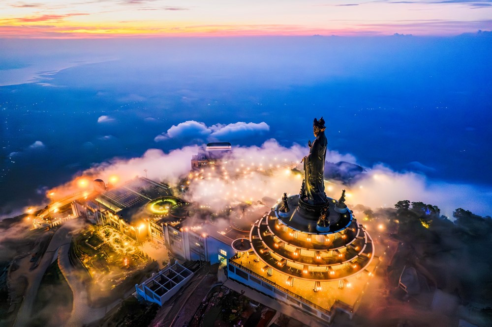 Du khách đặc biệt được tặng vàng 9999 khi tham quan 'Đệ nhất thiên sơn của Việt Nam' - ảnh 2