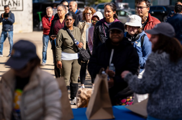 Công chức Mỹ đi xếp hàng nhận thực phẩm, rơi vào thảm cảnh vì Chính phủ đóng cửa