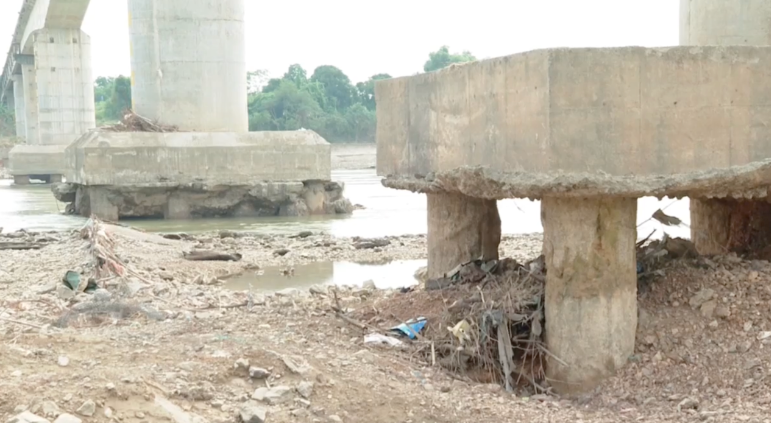 Cây cầu trọng yếu tại Phú Thọ hư hỏng nghiêm trọng, Bộ Xây dựng chỉ đạo nóng, Công an vào cuộc- Ảnh 1.