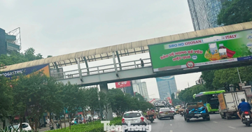 Biển quảng cáo 'bịt' mặt nhiều cầu vượt đi bộ tại Hà Nội