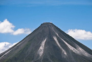Phát hiện 'kho báu' hơn 2 triệu tấn ngủ yên suốt hàng triệu năm bên trong núi lửa, đủ dùng trong 950 năm