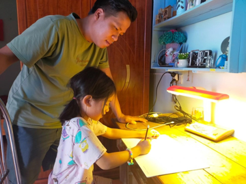 Từ 15/12, bố mẹ có thể bị phạt tới 10 triệu đồng nếu bắt con học quá sức