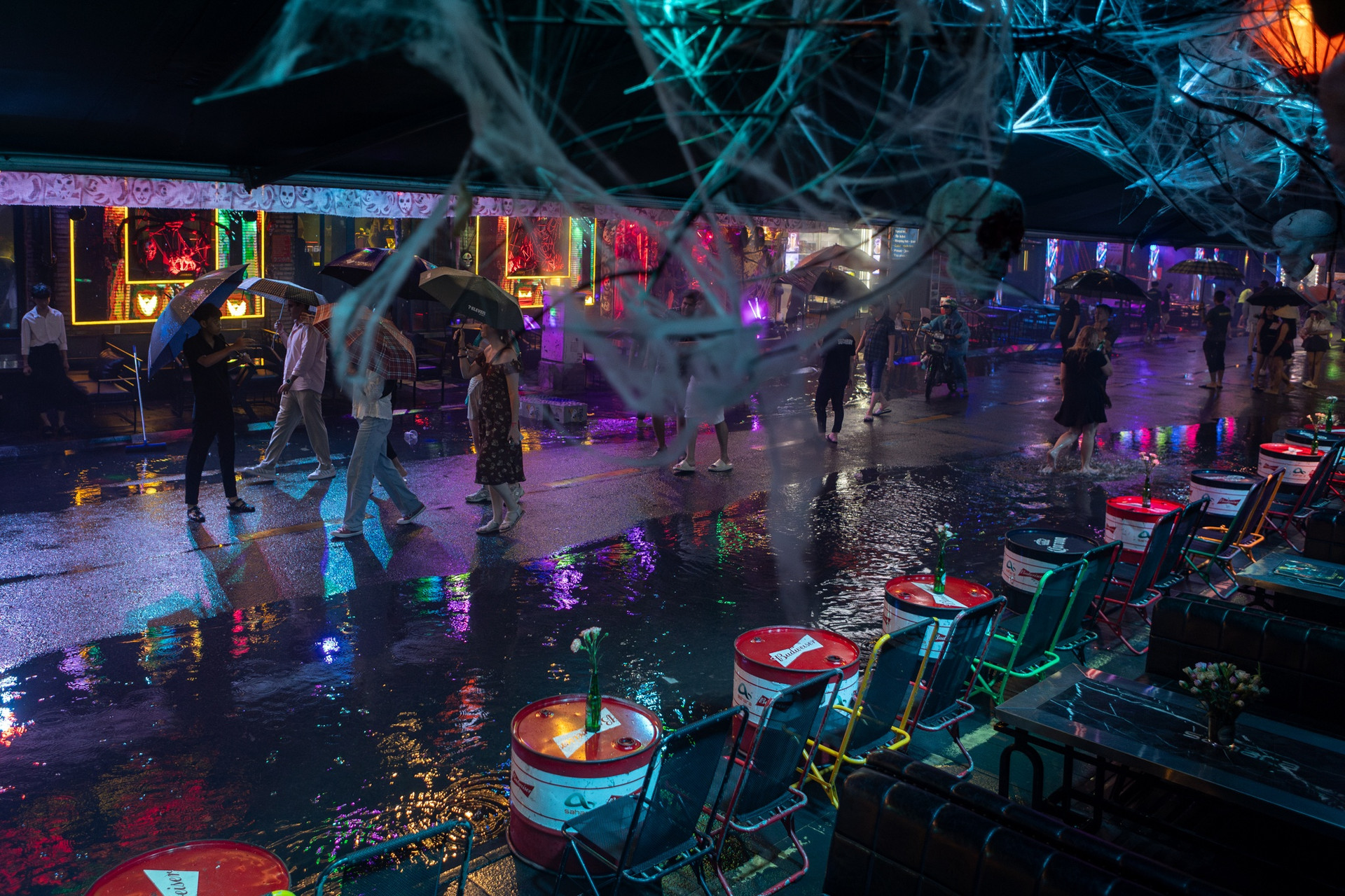 Đến khoảng 0h30, nước bắt đầu rút. Theo dự báo, lượng mưa phổ biến từ 10 tới 70 mm, có nơi trên 90 mm. Trong cơn dông, đề phòng lốc, mưa đá và gió giật mạnh khoảng cấp 5-7 (8-17 m/giây), mưa lớn gây ngập úng cục bộ.