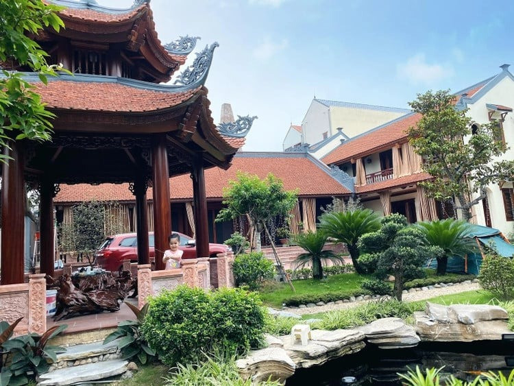 Ngợp mắt với biệt phủ 1.000m2 toàn gỗ quý, kiến trúc đậm dấu ấn làng quê Bắc Bộ- Ảnh 2. Ngợp mắt với biệt phủ 1.000m2 toàn gỗ quý, kiến trúc đậm dấu ấn làng quê Bắc Bộ- Ảnh 2.