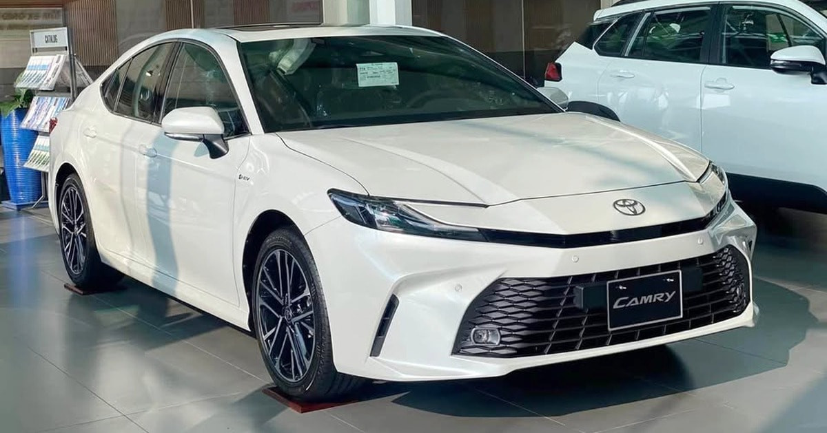 toyota-camry-giam-gia.jpg