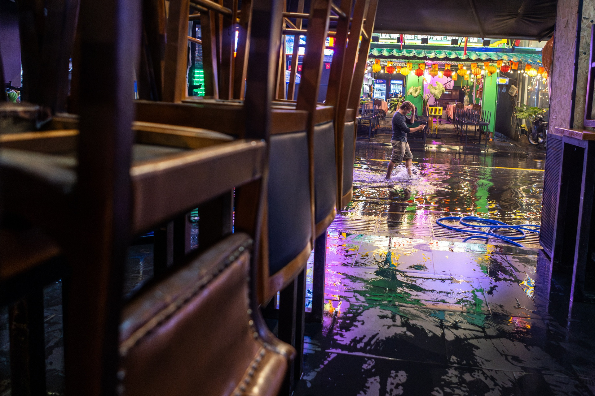 Một nhân viên nhà hàng khác cho biết cơn mưa chia thành hai đợt khác nhau. Từ 21h30, cửa hàng này đã bắt đầu thu dọn bàn ghế, ngừng đón khách.