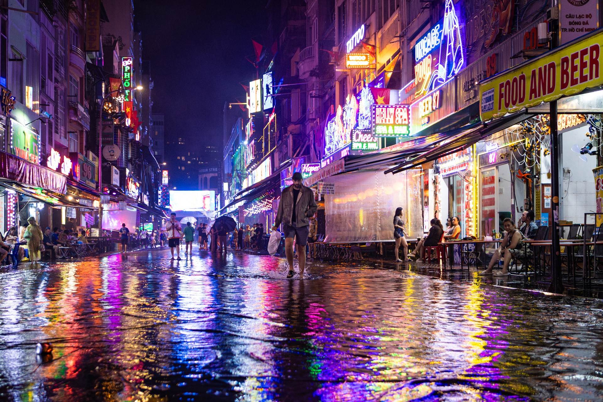 Giải thích nguyên nhân mưa lớn tối nay, Đài Khí tượng Thủy văn Nam Bộ cho biết TP.HCM đang chịu ảnh hưởng của hình thế thời tiết gây mưa dông khi khối áp cao lạnh lục địa di chuyển ra phía đông và dần suy yếu. Bên cạnh đó, dải hội tụ nhiệt đới đi qua Nam Bộ vẫn duy trì, nối liền với cơn bão Kalmaegi đang hoạt động ở phía đông Philippines.