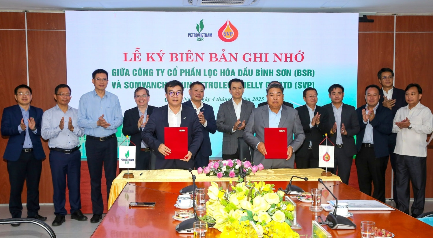 Ông Nguyễn Việt Thắng - Tổng Giám đốc <a style='text-decoration: none;' href='/BSR'>BSR</a> và ông Angtaen Saysomphone - Tổng Giám đốc Somvanchaleun Petroleum Jelly ký kết Biên bản ghi nhớ hợp tác giữa hai bên (Ảnh PetroTimes)