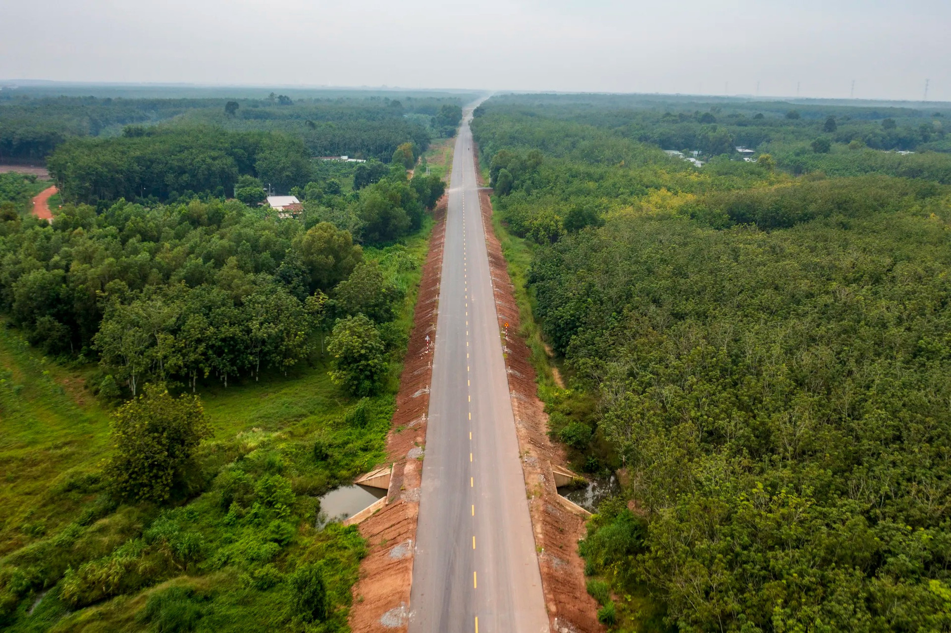 Đường Hồ Chí Minh đi qua tỉnh giáp Campuchia vẫn gặp khó- Ảnh 1.