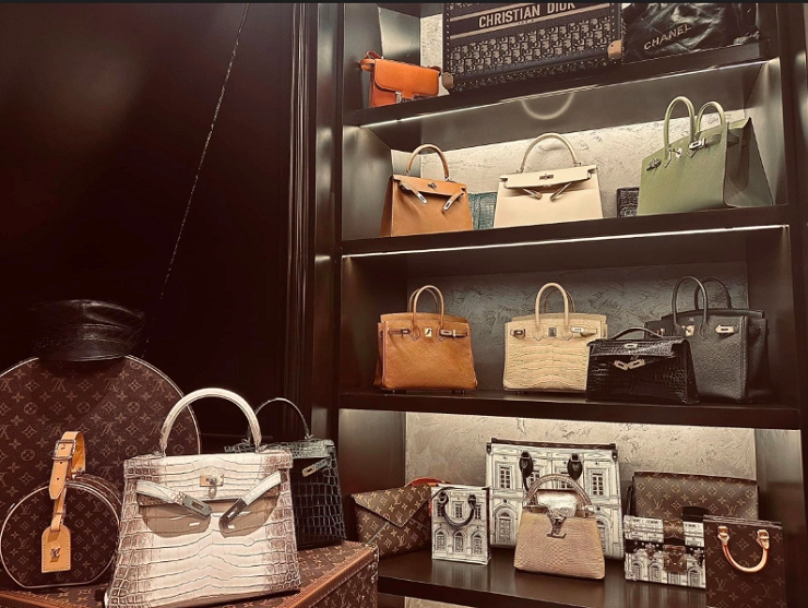 Tài sản khủng của 'đại gia' Đoàn Di Băng và chồng: Xây biệt thự 400 tỷ như cung điện, mua 'cả lố' 100 cây vàng, siêu xe, đồ hiệu 'chất như núi' - ảnh 3