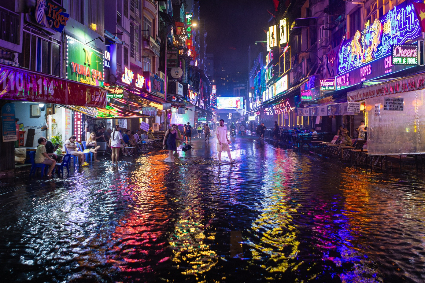 Khoảng 21h ngày 4/11, mưa lớn xuất hiện trên diện rộng tại TP.HCM. Tại trung tâm thành phố, tình trạng ngập sâu diễn ra ở các tuyến đường như Trần Hưng Đạo, Nguyễn Cư Trinh, Cống Quỳnh... Ghi nhận tại phố đi bộ Bùi Viện, tình trạng ngập sâu diễn ra đến hơn nửa đêm.