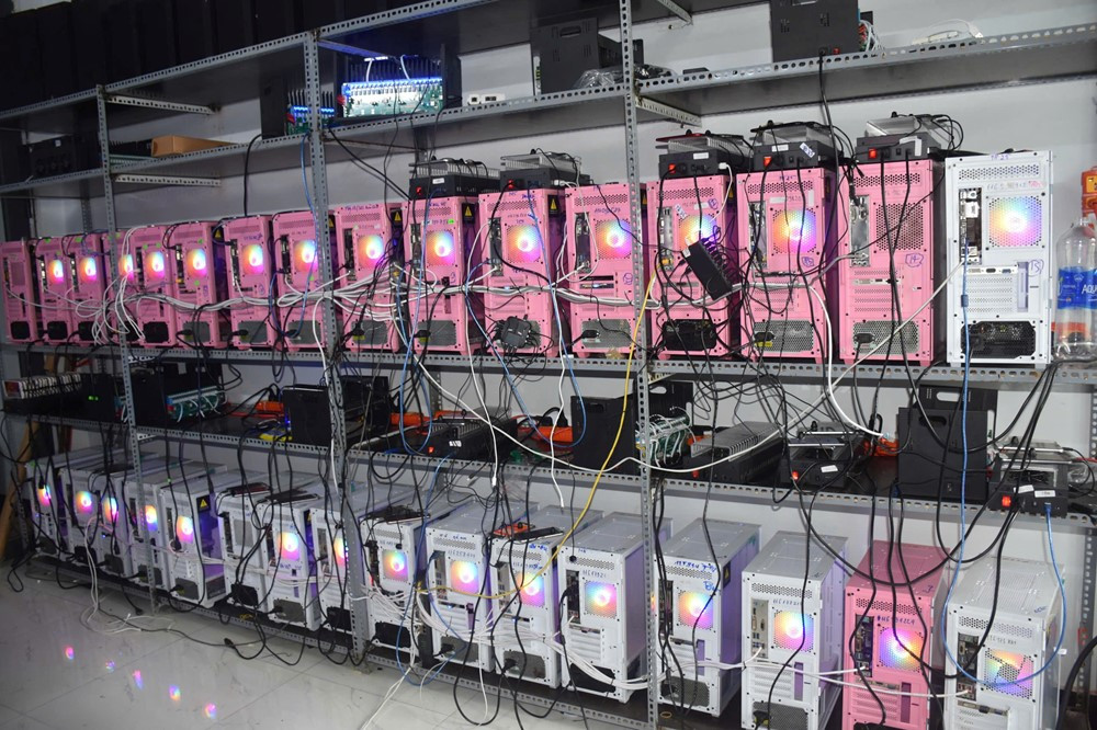 Triệt phá đường dây cho thuê tài khoản ảo thu lợi 2 tỷ/tháng, phát hiện hơn 100 CPU và 2.000 điện thoại di động - ảnh 2