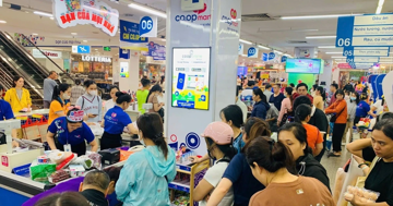 Hàng hóa liên tục được đưa về miền Trung hỗ trợ người dân ứng phó bão số 13