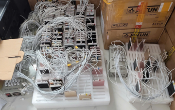 Triệt phá đường dây cho thuê tài khoản ảo doanh thu 2 tỷ/tháng, phát hiện hơn 100 CPU và 2.000 điện thoại di động