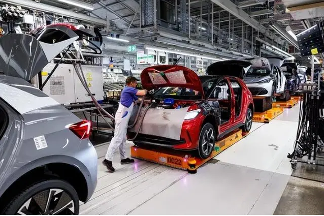 Mỹ giáng đòn thuế quan, Trung Quốc cắt nguồn chip: Huyền thoại ô tô Đức lỗ kỷ lục, châu Âu rúng động - ảnh 1