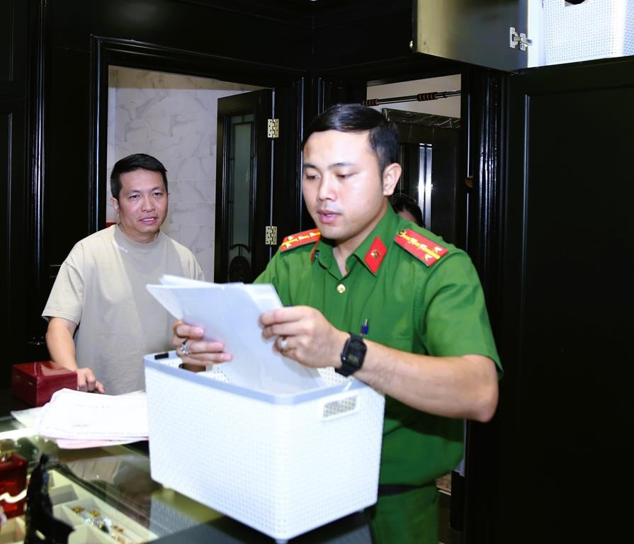 Khám xét nơi ở của chồng Đoàn Di Băng - ảnh 3