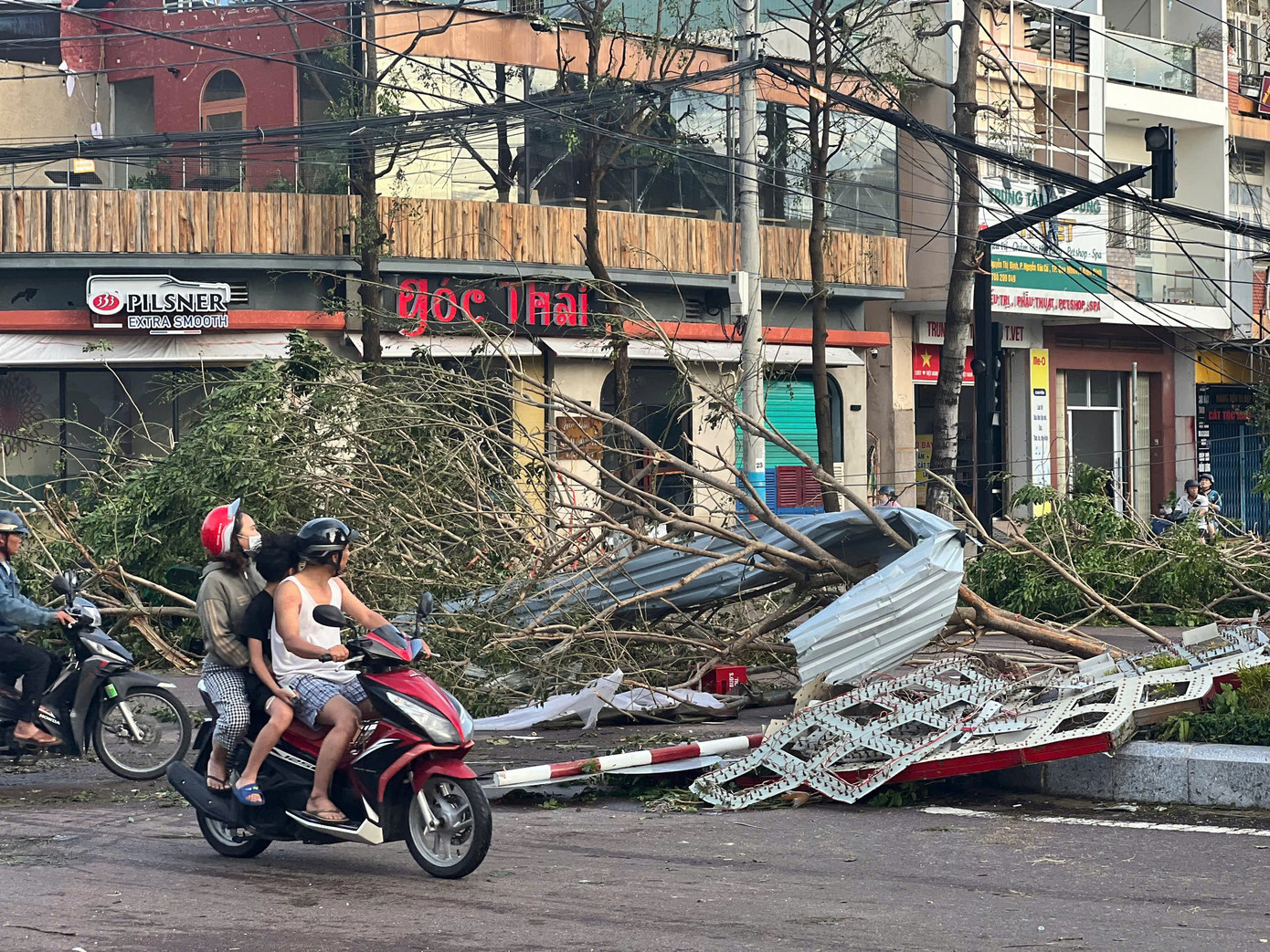 Gió mạnh khủng khiếp thổi bay mọi thứ trong thời gian hơn 1 giờ đồng hồ. Mọi hoạt động đã trở lại bình thường ngay sau bão. 2067194911393833563.jpg