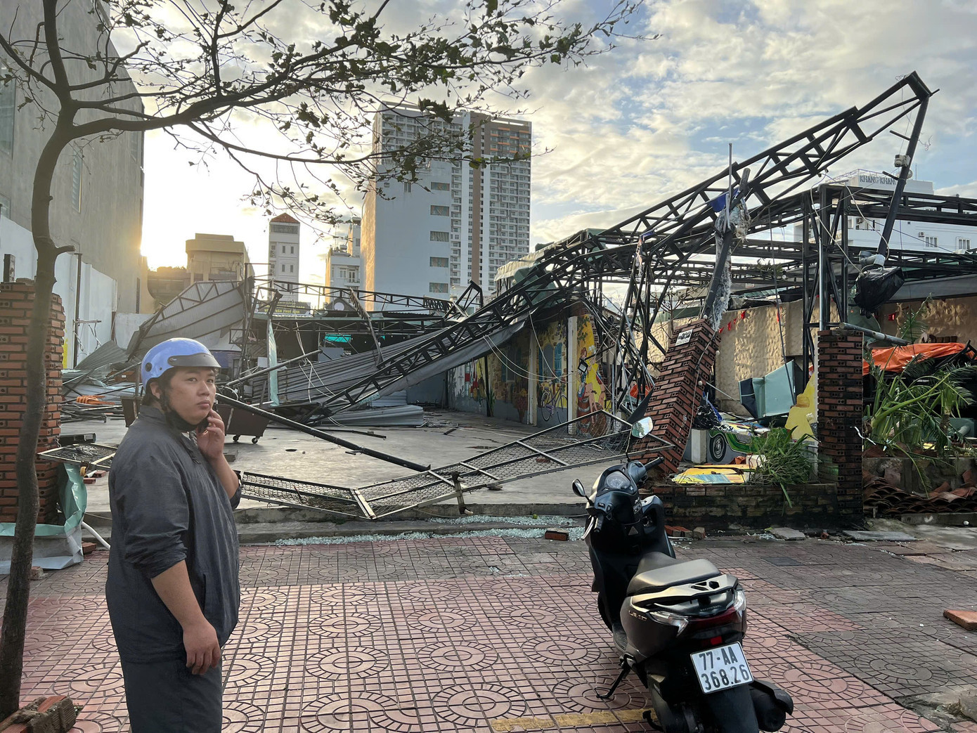 Quán nhậu của anh Bũi Sỹ Cường (33 tuổi, số 232 đường Nguyễn Thị Định, phường Quy Nhơn Nam) bị tốc mái, sập gần như hoàn toàn. 3922810237576097544.jpg