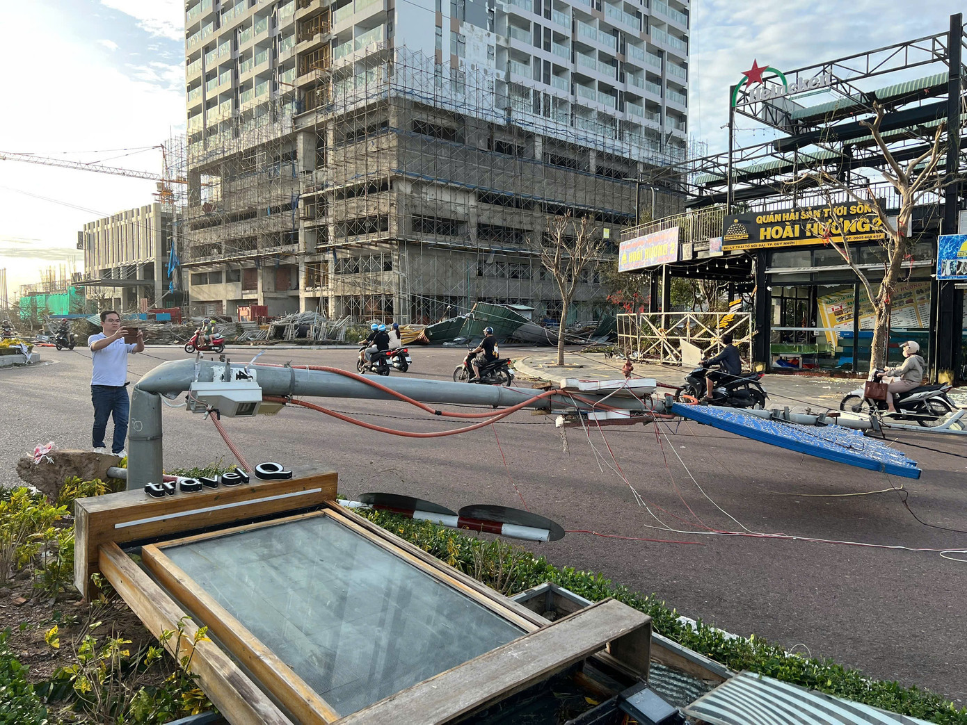 Rất nhiều cột đèn đường bị gãy rạp trước sức gió lớn từ cơn bão. f734b76bb96c35326c7d.jpg