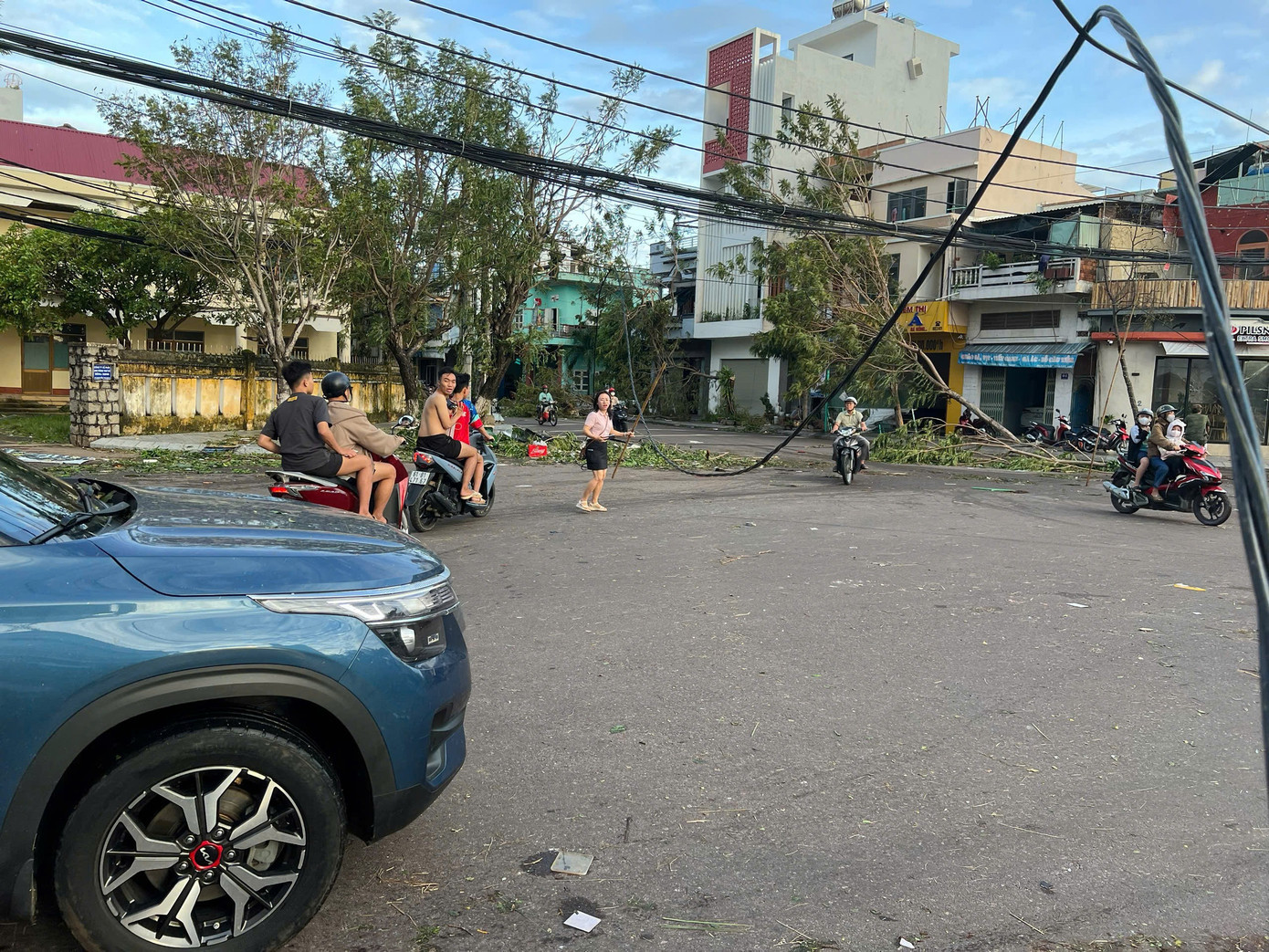 Dây điện thòng xuống đường. 4236157320801784465.jpg