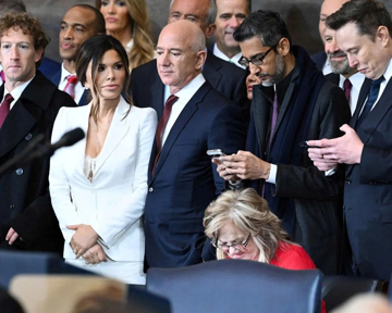 10 tỷ phú ‘đút túi’ gần 700 tỷ USD chỉ trong 1 năm: Người giàu thêm giàu, người nghèo kiệt quệ