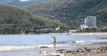 Bãi biển Quy Nhơn ngập rác