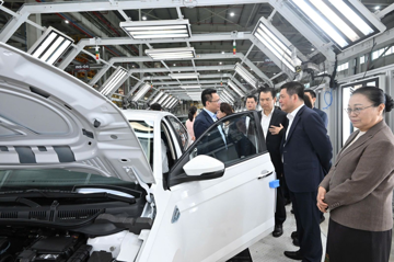 Bộ trưởng Bộ Công Thương Lào thăm nhà máy ô tô công suất 120.000 xe/năm, mong học hỏi chính sách hỗ trợ của Việt Nam