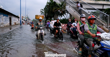 Những khu vực sắp mưa dông ở TPHCM, đỉnh triều lịch sử kết thúc khi nào?