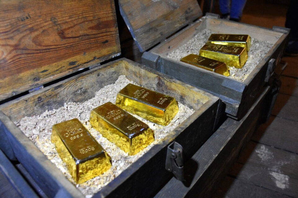 Phát hiện kho báu chứa nhiều thỏi vàng, tiền xu trị giá 21 tỷ khi đào bể bơi trong vườn nhà - ảnh 1