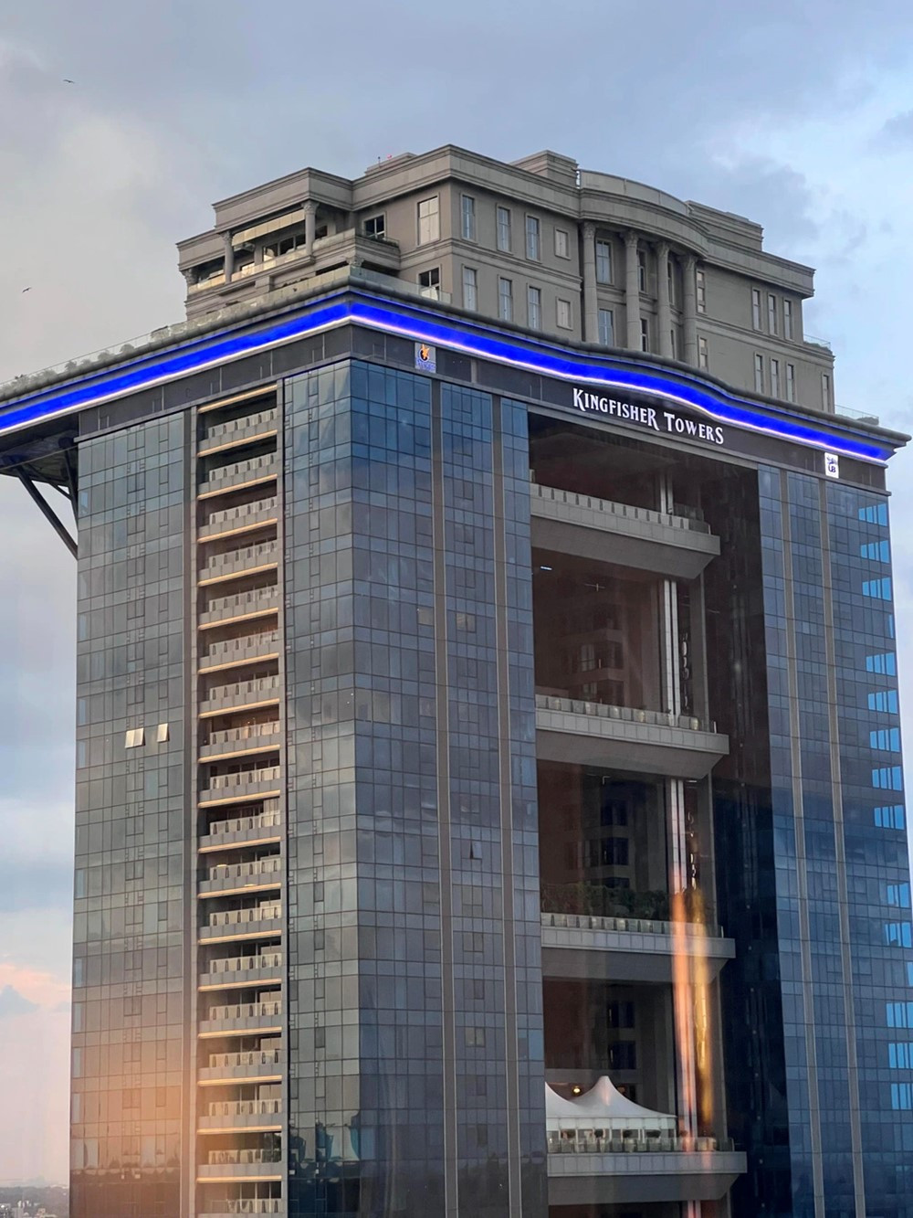 'Cung điện trên mây' gần 500 tỷ được thiết kế giống Nhà Trắng: Nằm ở độ cao 122m, có cả sân trực thăng riêng nhưng gia chủ không thể ở - ảnh 1